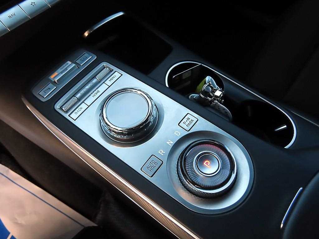 Genesis GV70 — photo 11
