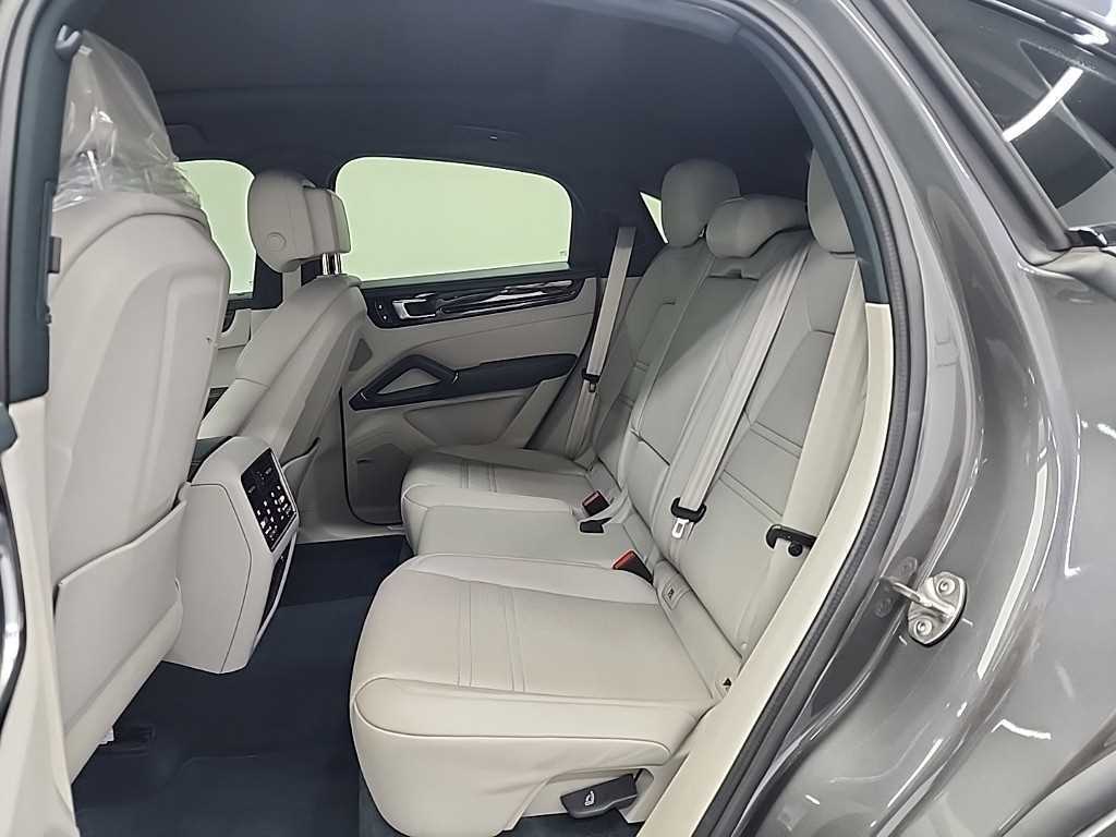Porsche Cayenne — photo 13