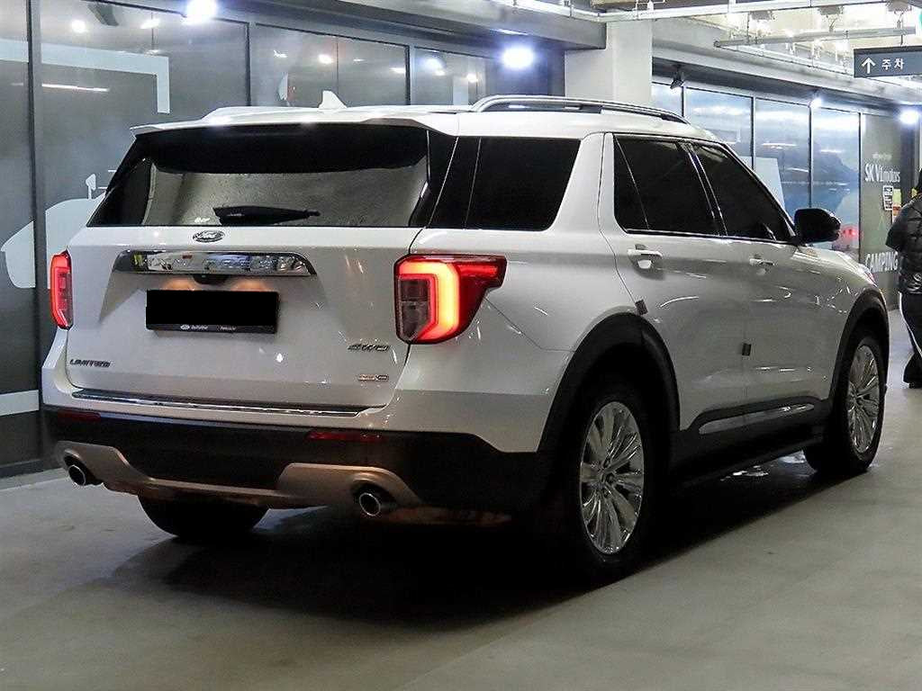 Ford Explorer — photo 04