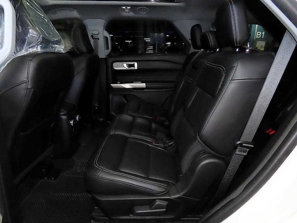 Ford Explorer — photo 07
