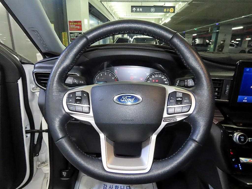 Ford Explorer — photo 08