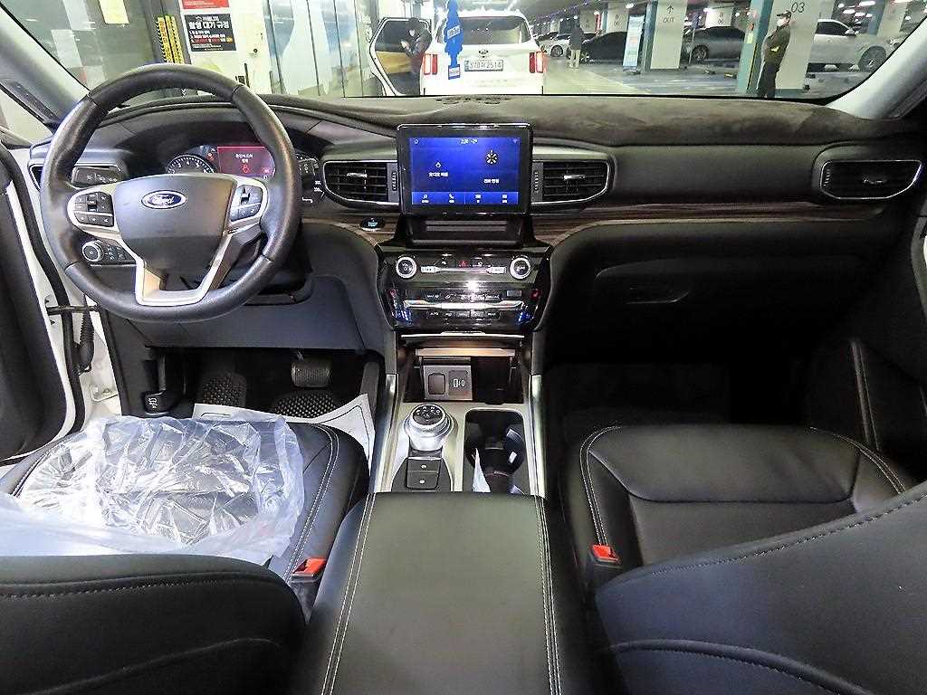 Ford Explorer — photo 10