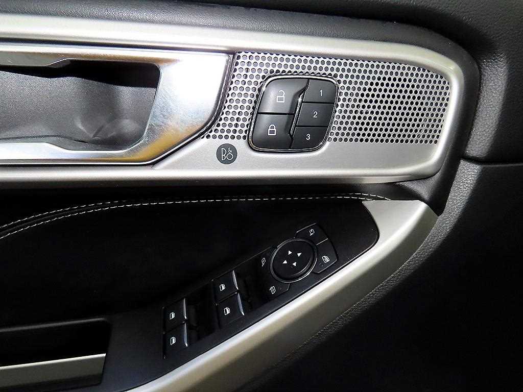 Ford Explorer — photo 13
