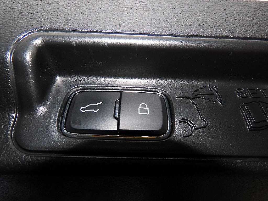 Ford Explorer — photo 15