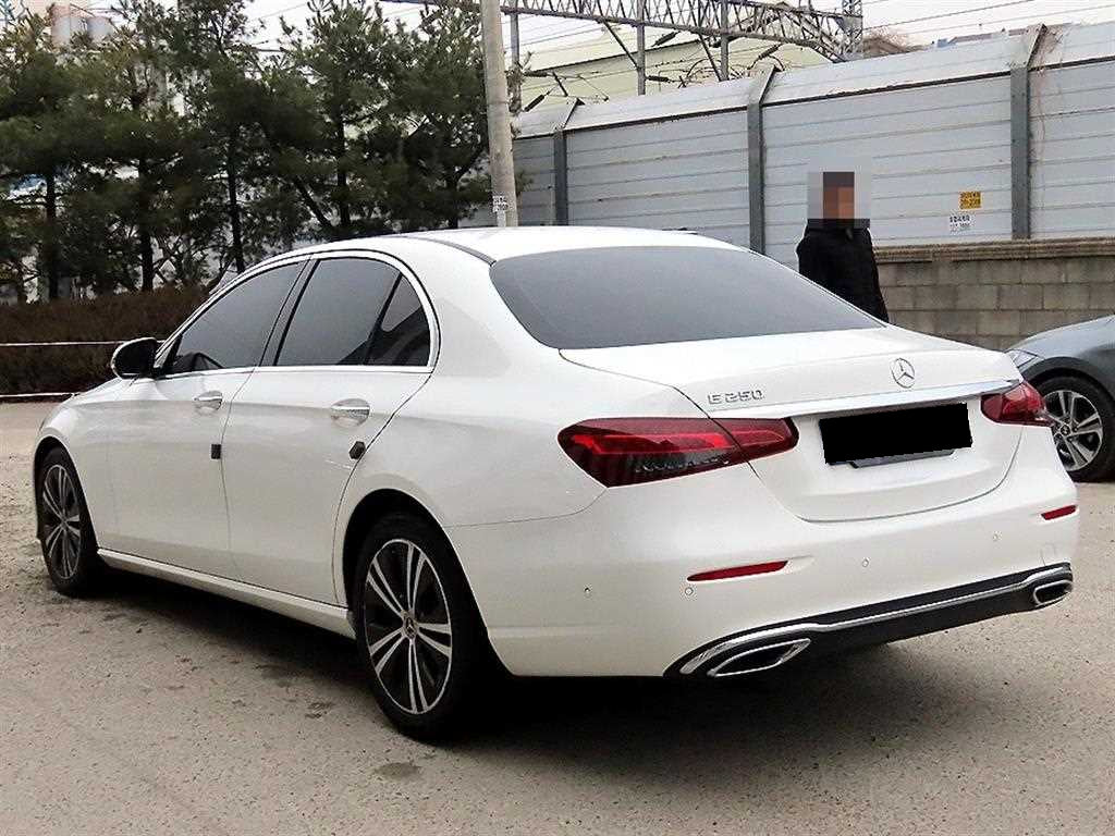 Mercedes-Benz E-Class — photo 03