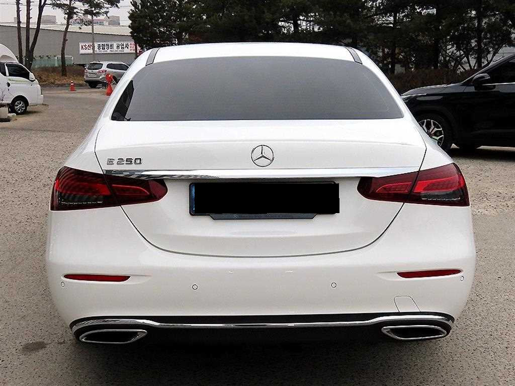 Mercedes-Benz E-Class — photo 04