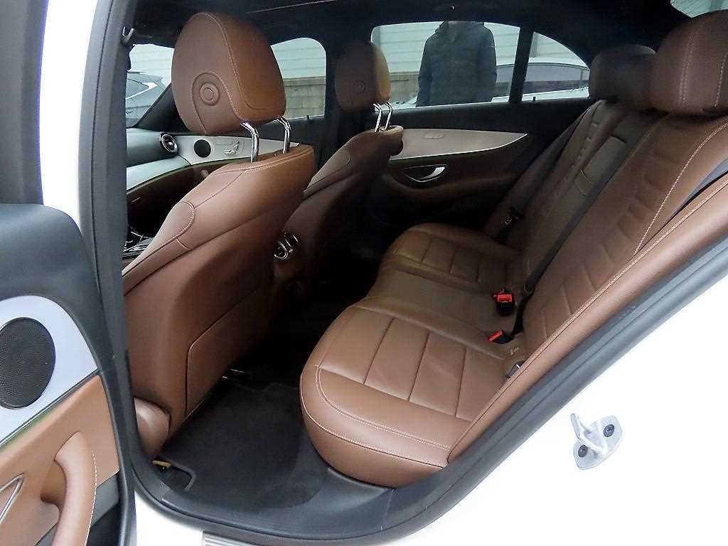 Mercedes-Benz E-Class — photo 06