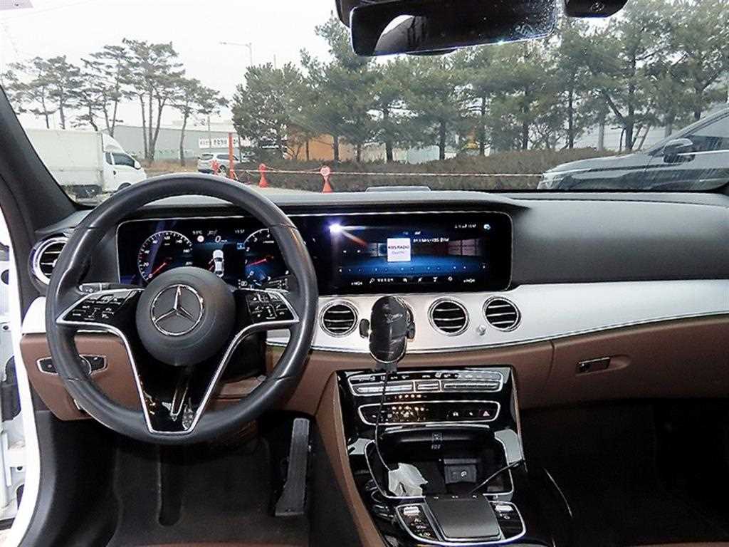 Mercedes-Benz E-Class — photo 07