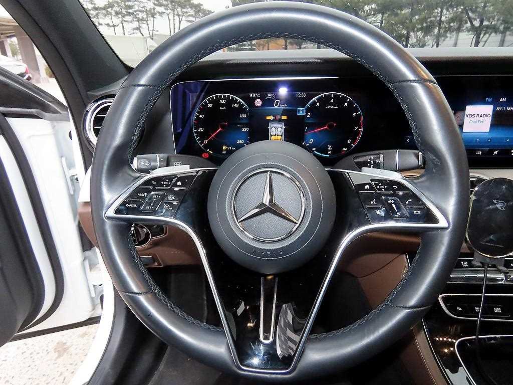 Mercedes-Benz E-Class — photo 08
