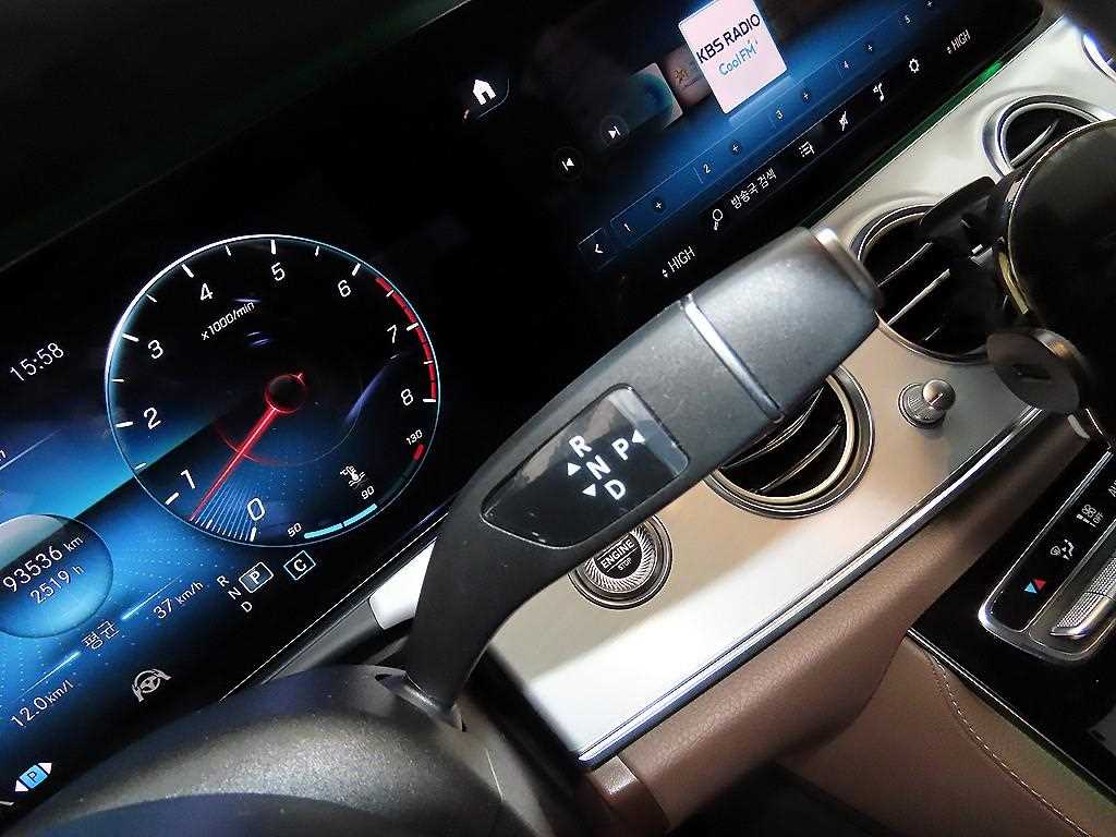 Mercedes-Benz E-Class — photo 10
