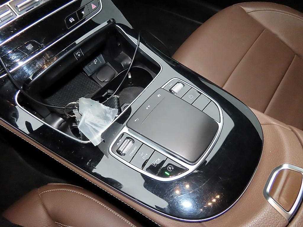 Mercedes-Benz E-Class — photo 11