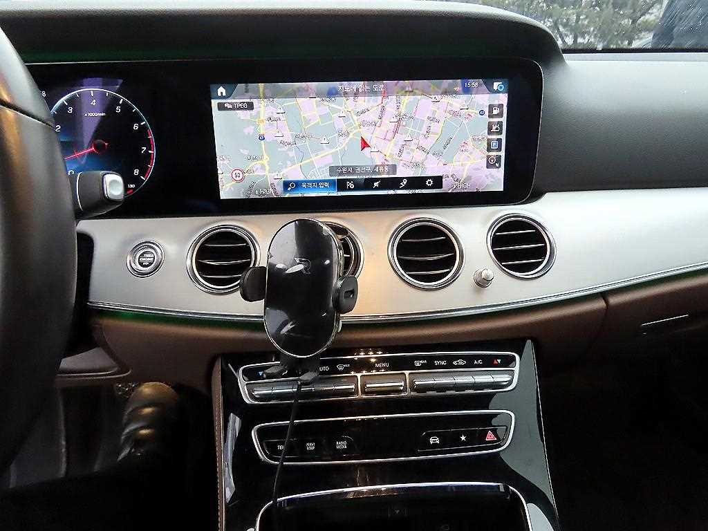 Mercedes-Benz E-Class — photo 12