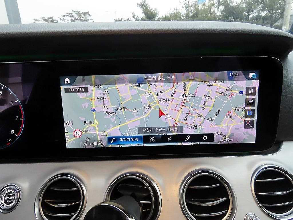 Mercedes-Benz E-Class — photo 13