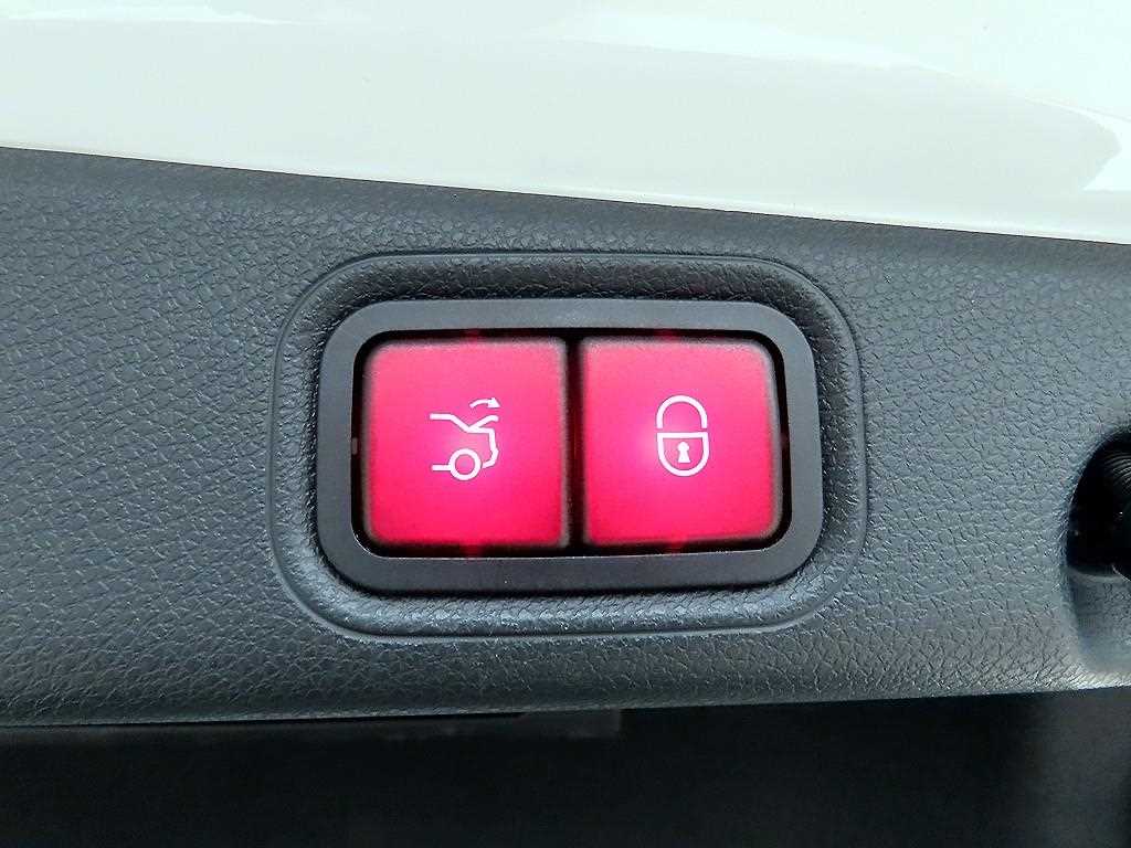 Mercedes-Benz E-Class — photo 16