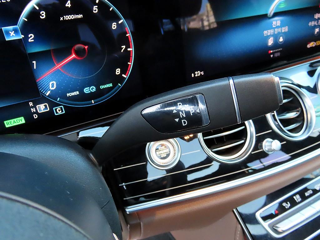 Mercedes-Benz E-Class — photo 11