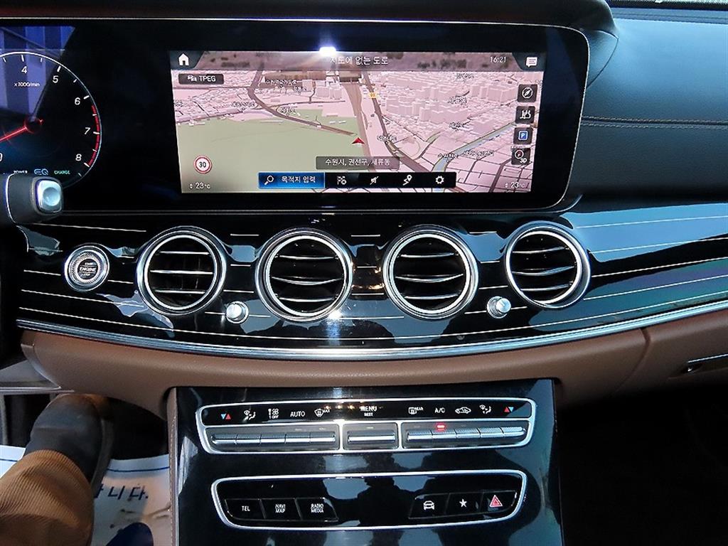 Mercedes-Benz E-Class — photo 14