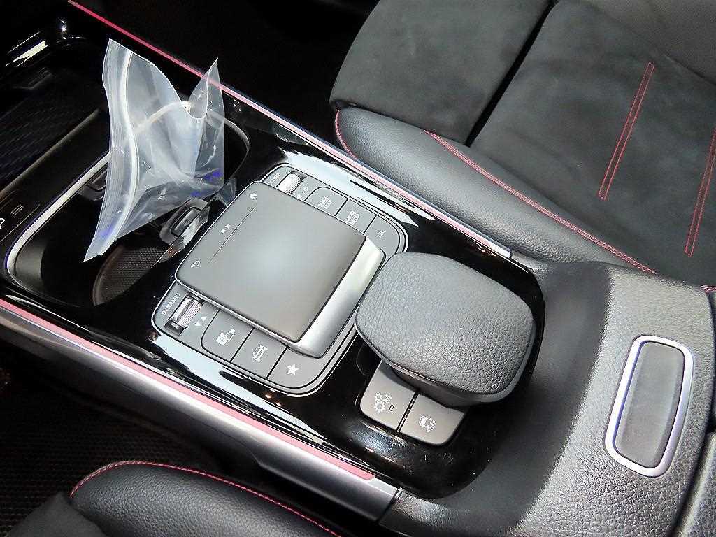 Mercedes-Benz GLB-Class — photo 11