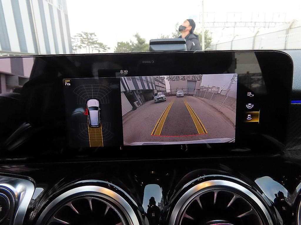 Mercedes-Benz GLB-Class — photo 15