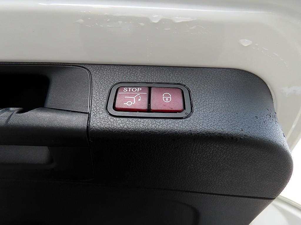 Mercedes-Benz GLB-Class — photo 17