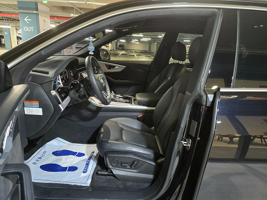 Audi Q8 — photo 06