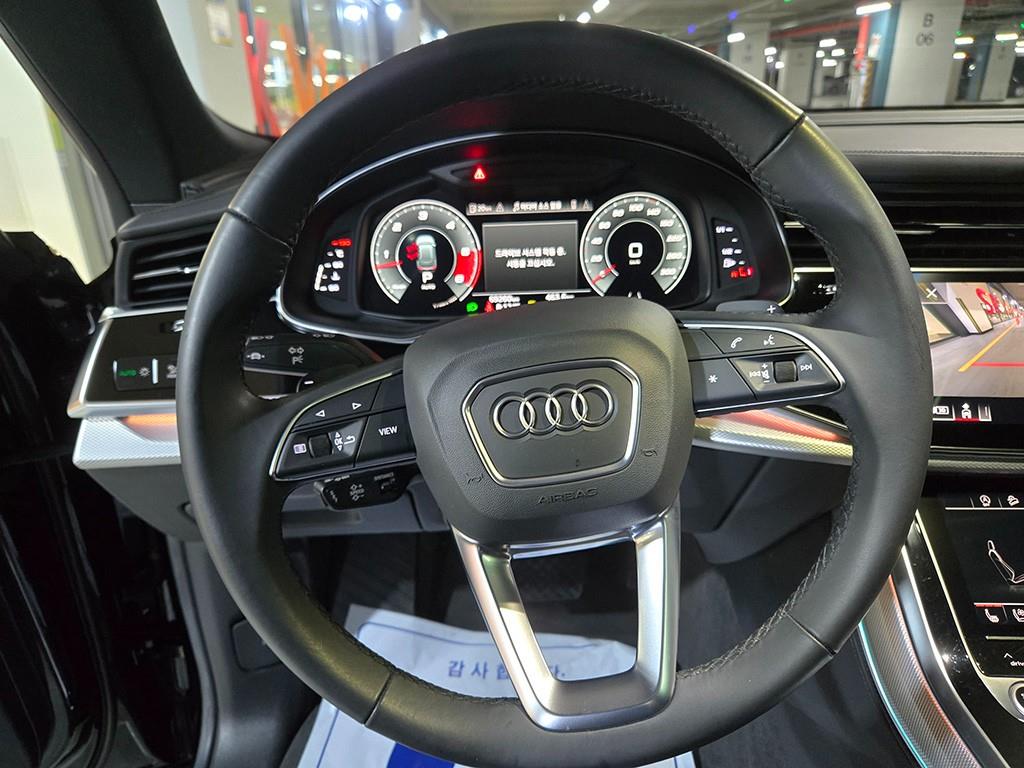 Audi Q8 — photo 08