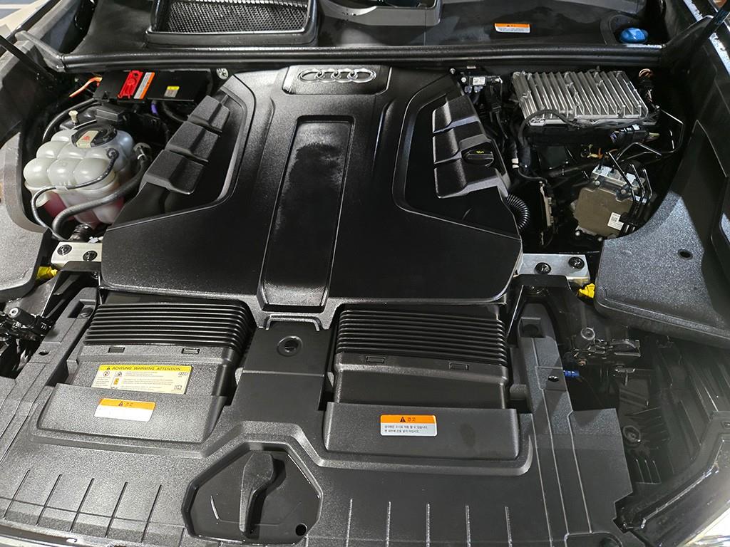 Audi Q8 — photo 19