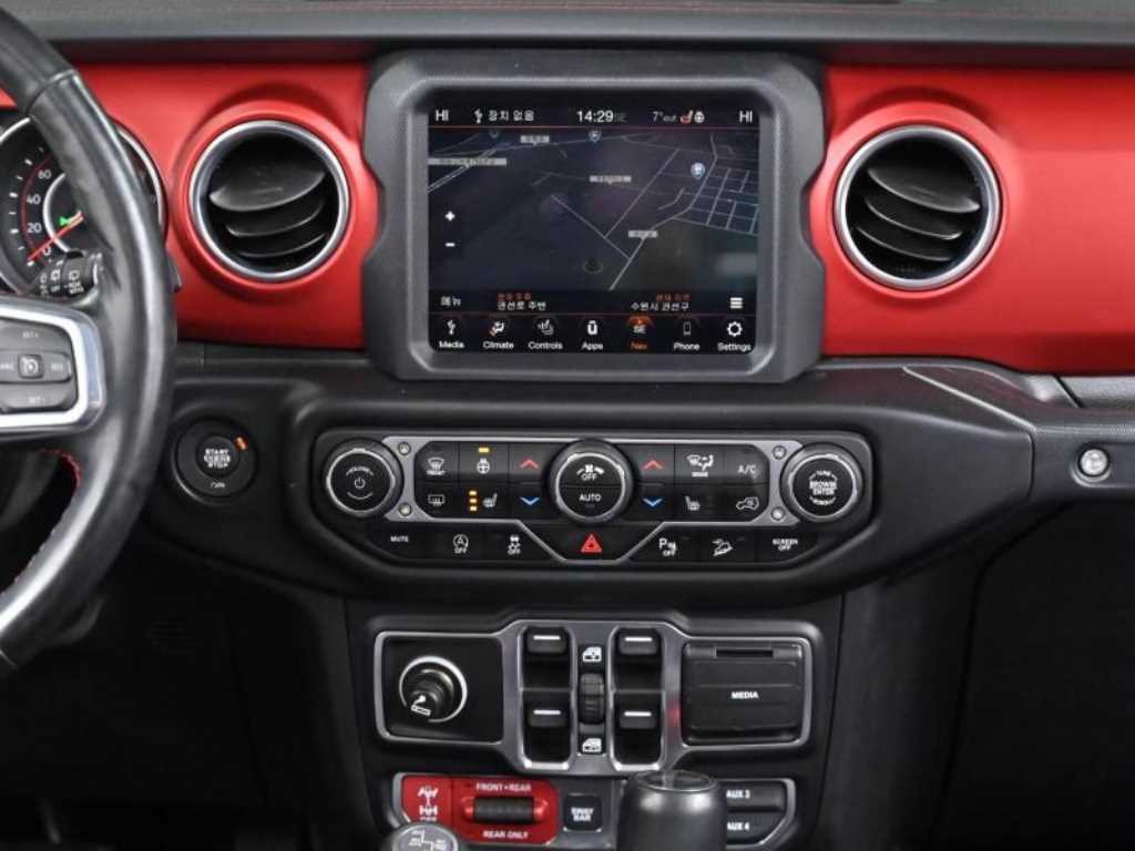 Jeep Wrangler — photo 14