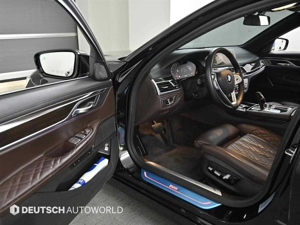 BMW 7-Series — photo 11