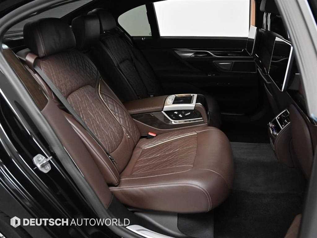 BMW 7-Series — photo 12