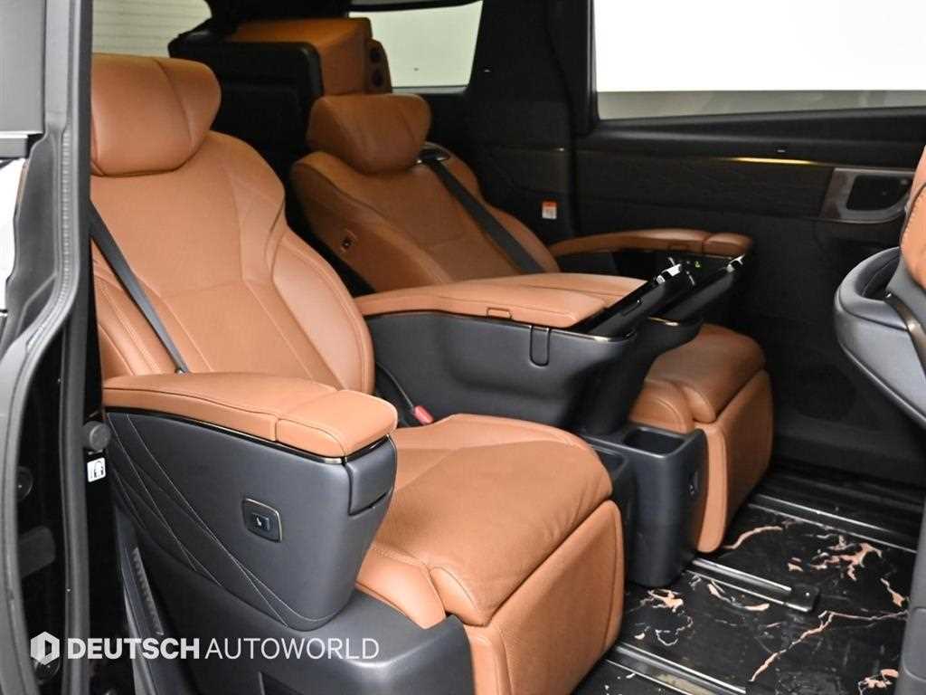 Toyota Alphard — photo 12