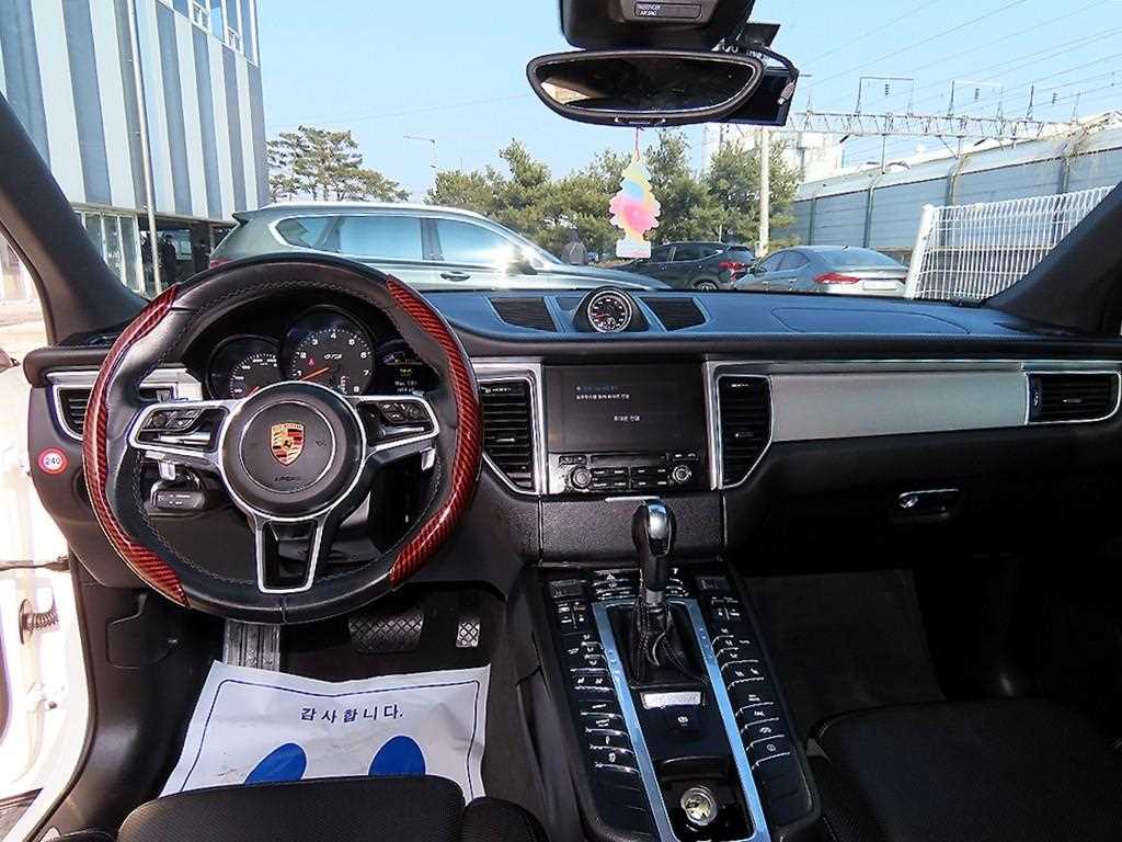 Porsche Macan — photo 07