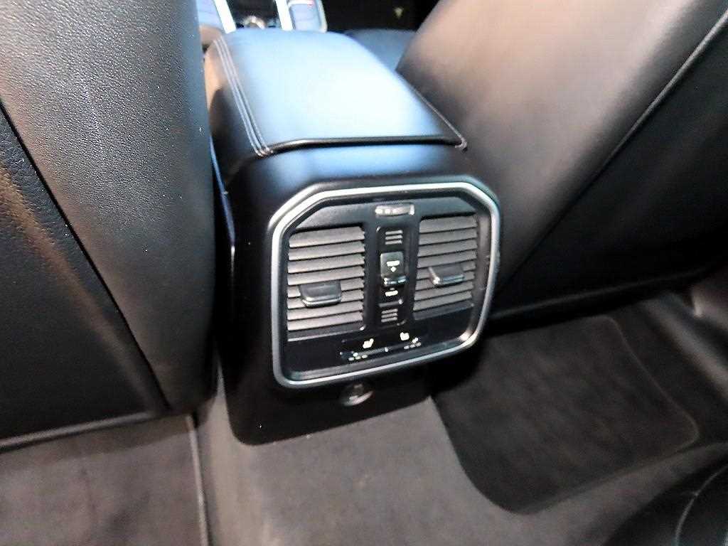 Porsche Macan — photo 16
