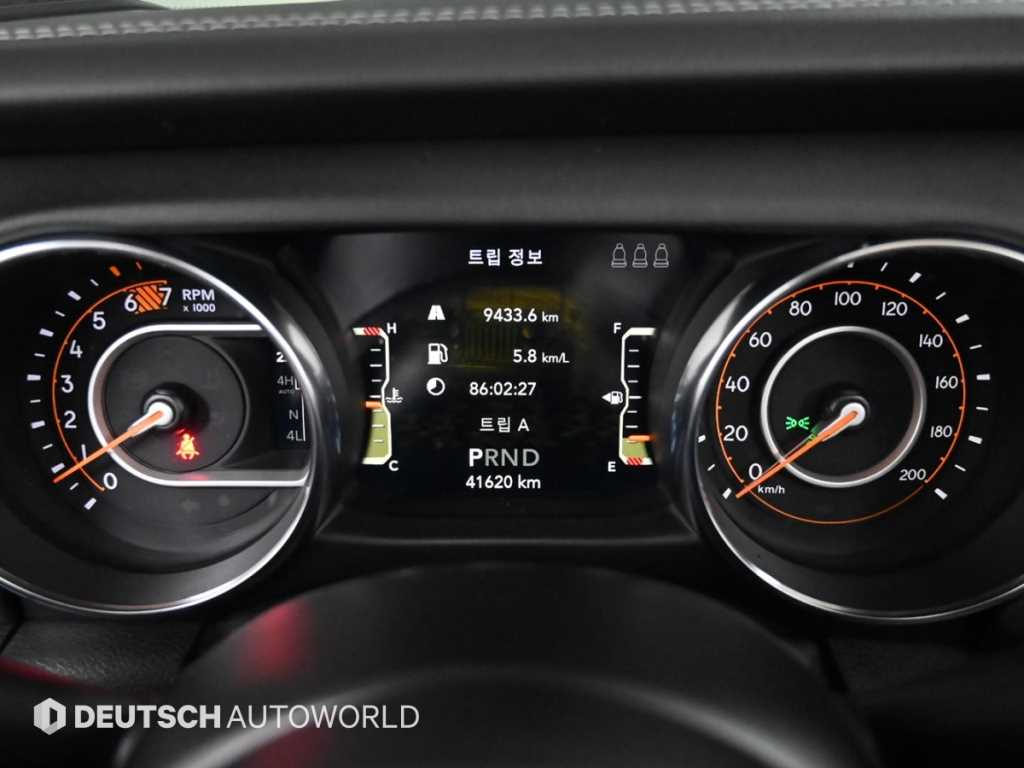 Jeep Wrangler — photo 08