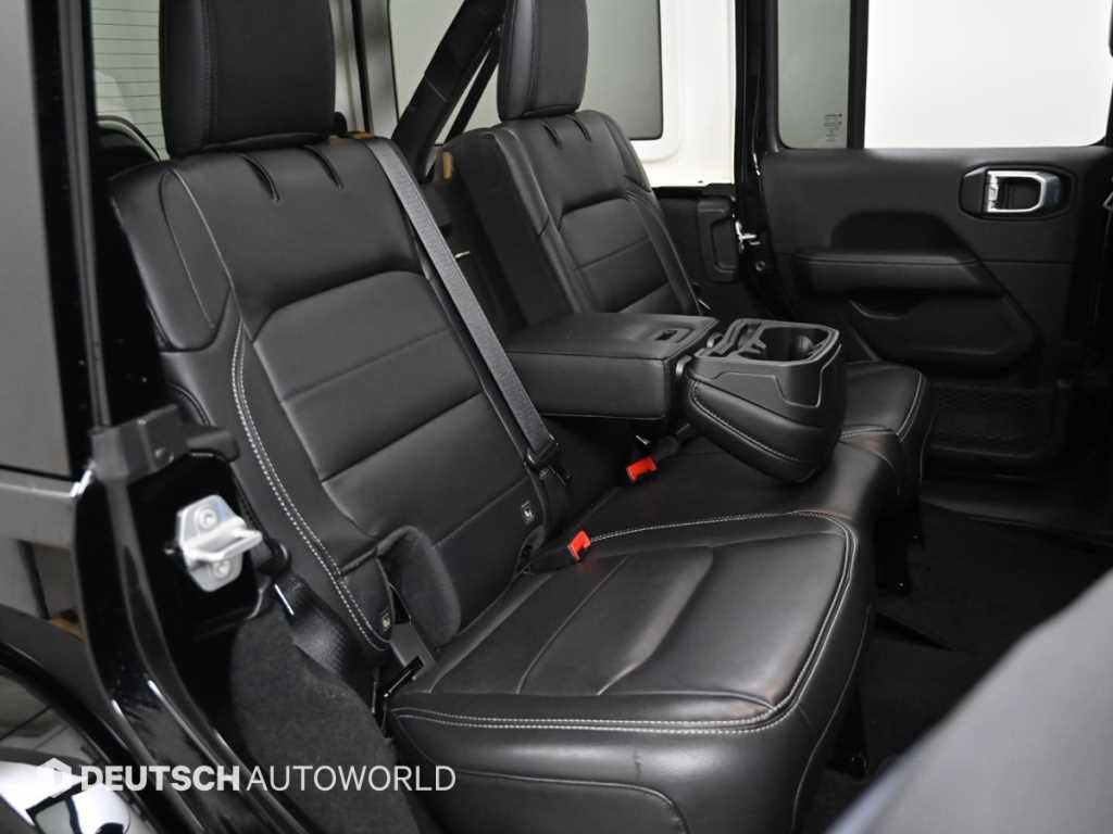 Jeep Wrangler — photo 12