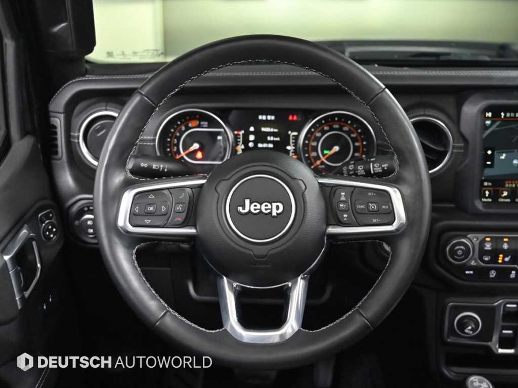 Jeep Wrangler — photo 13
