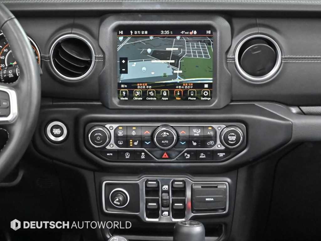 Jeep Wrangler — photo 14
