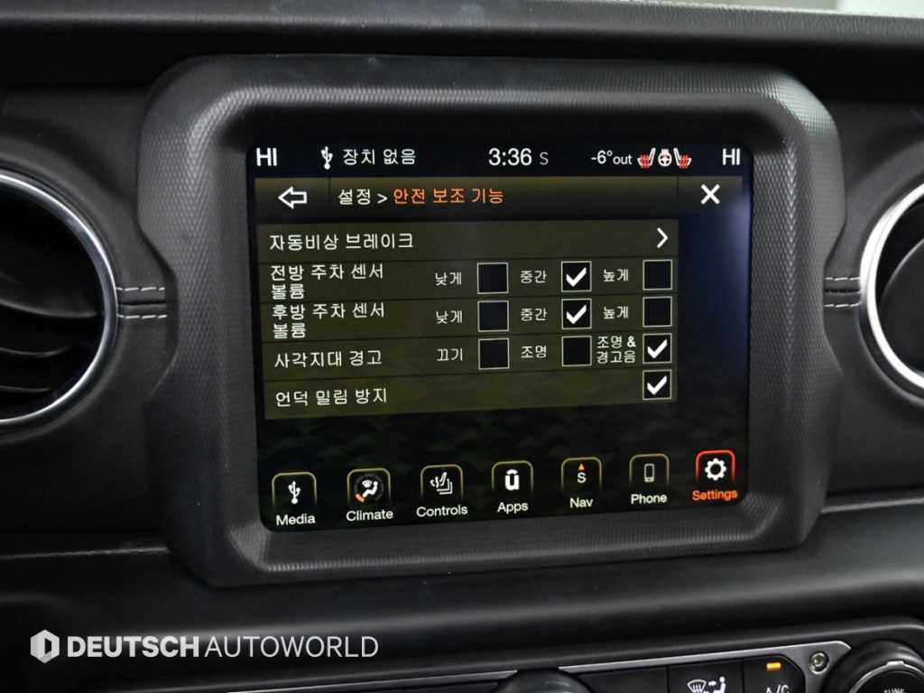 Jeep Wrangler — photo 16