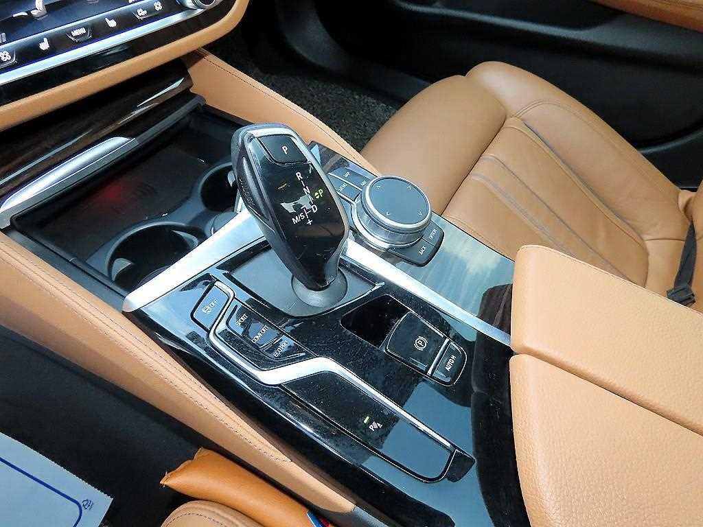 BMW 5-Series — photo 11