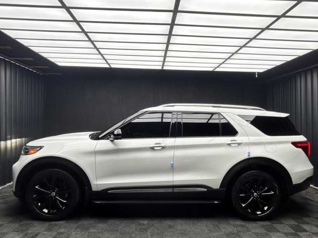 Ford Explorer — photo 03