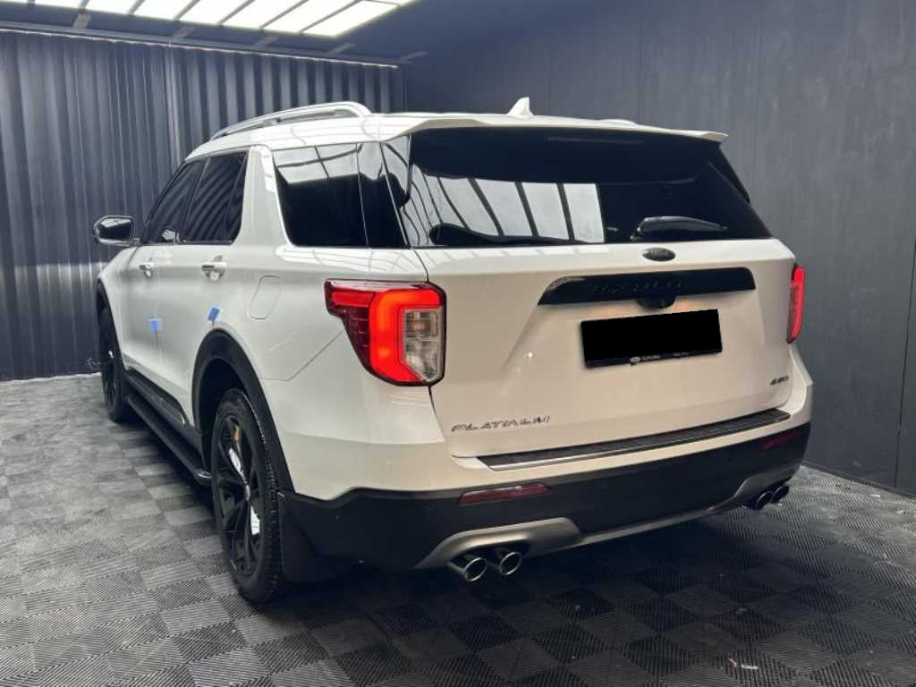 Ford Explorer — photo 04