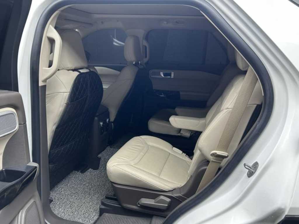 Ford Explorer — photo 07