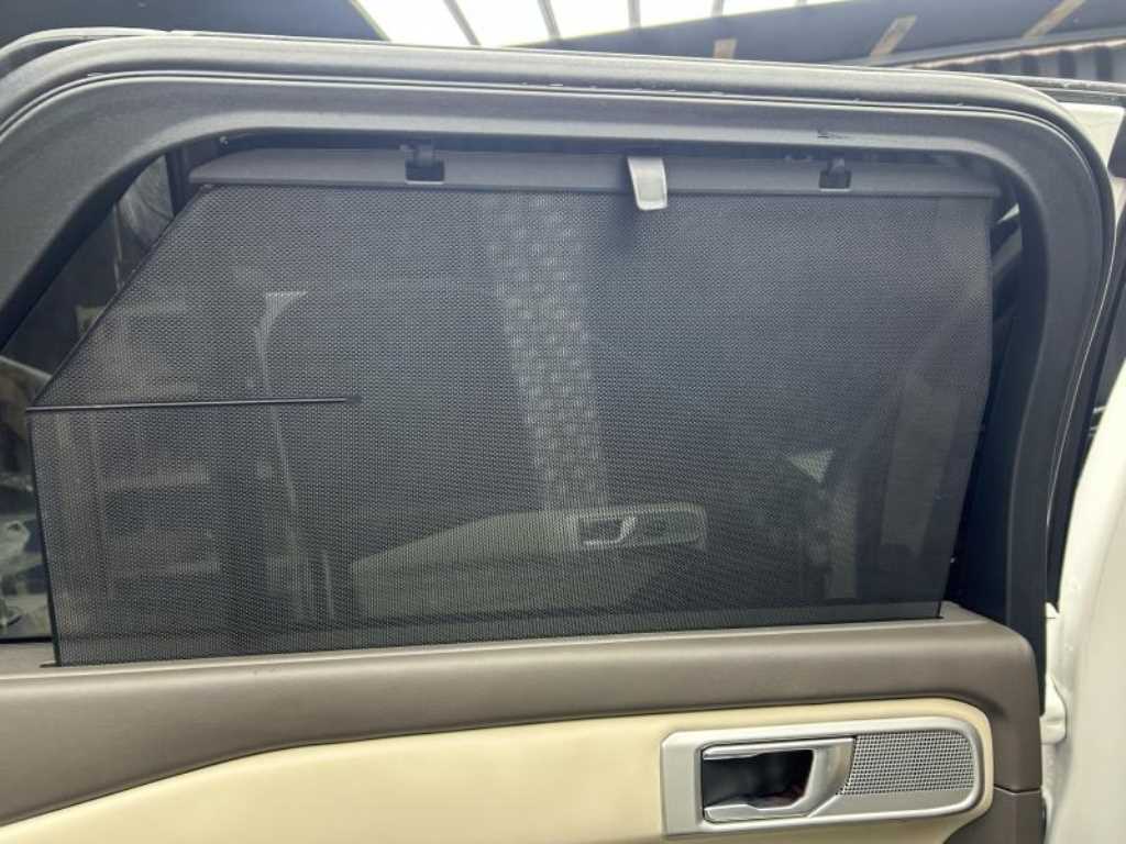 Ford Explorer — photo 08