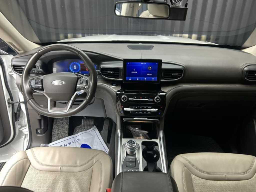 Ford Explorer — photo 09
