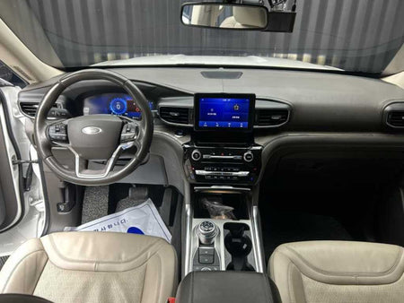 Ford Explorer — photo 09