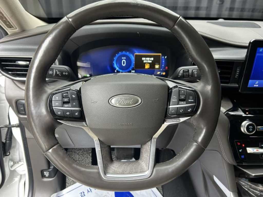 Ford Explorer — photo 10