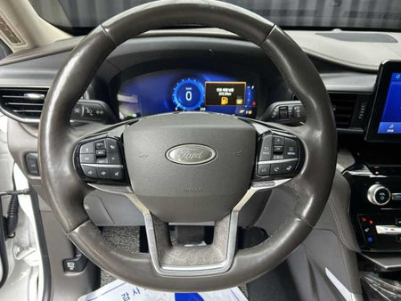 Ford Explorer — photo 10