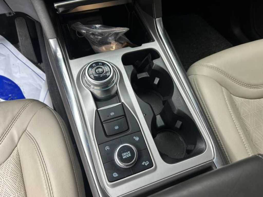 Ford Explorer — photo 11