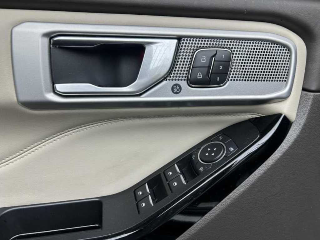 Ford Explorer — photo 13