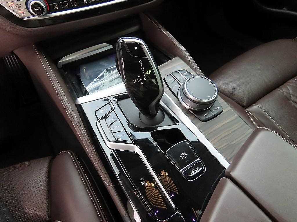 BMW 5-Series — photo 11