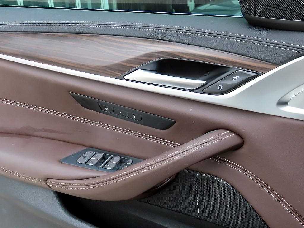 BMW 5-Series — photo 12